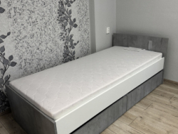 Односпальная кровать в отличном состоянии с матрасом