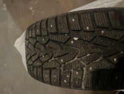 3 зимние шипованные шины Nokian Hakkapeliitta 7 SUV 215/65 R16 98T