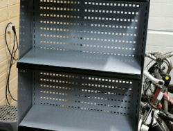 Металлические стойки с полками разных размеров.