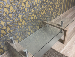 Стеклянный столик в хорошем состоянии