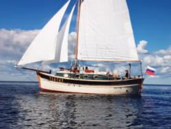 Парусно-моторное судно